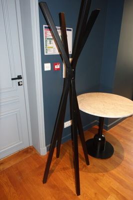 SUR DESIGNATION : Deux porte-manteaux *** Si pas preneur pou…