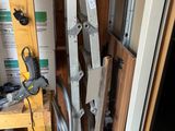 une photo d'une pièce où se trouvent tout un tas d'outils