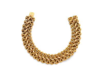un bracelet à chaîne en or avec un fermoir sur fond blanc