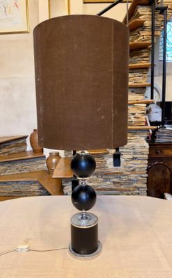 une lampe posée sur une table dans une pièce