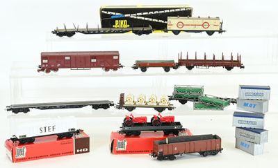 de nombreux trains miniatures exposés