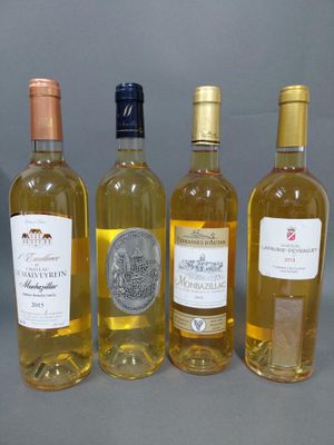 quatre bouteilles de vin posées les unes à côté des autres sur une table