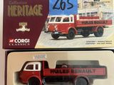 un camion de pompiers rouge et noir dans une boîte
