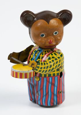 figurine d'un ours en peluche avec un tambour et un chapeau