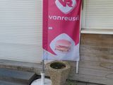 a sign on the side of a building that says vanreust