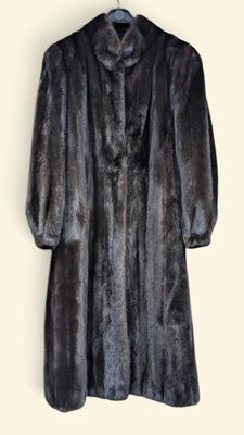 une photo d'un manteau de fourrure accroché au mur