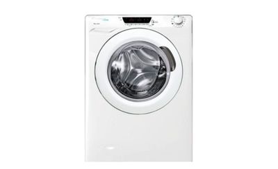 une machine à laver blanche posée sur un comptoir blanc
