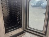 une image d'un four commercial avec une porte ouverte