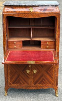 un vieux bureau en bois avec un plateau en marbre et des tiroirs