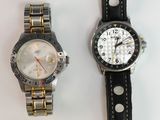 deux montres assises l'une à côté de l'autre sur une table