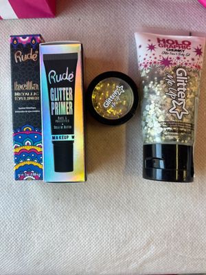 un flacon de paillettes et un tube de crème à côté d'une boîte de paillettes