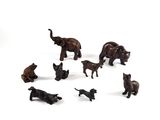 de nombreuses petites figurines d'animaux sur un fond blanc