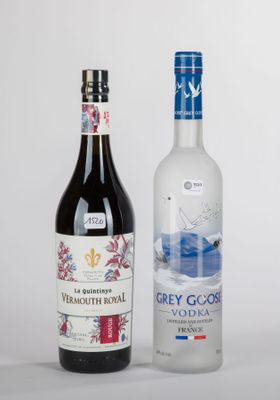 deux bouteilles de vin sont posées l'une à côté de l'autre sur une table