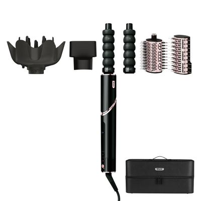 un sèche-cheveux, un peigne, une brosse et d'autres objets sur fond blanc