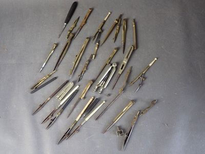 un grand nombre d'outils posés sur une table