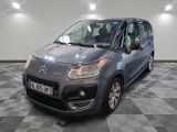 la citrole grise est garée dans le garage sur un sol en damier