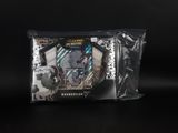 un gros plan sur un paquet de cartes à collectionner Pokémon sur fond noir