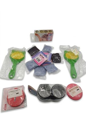 tout un tas d'objets différents qui se trouvent dans le sac