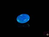 une image représentant un anneau bleu dans l'obscurité, avec un reflet à la surface