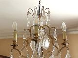 un lustre suspendu au plafond d'un salon
