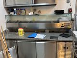 une cuisine équipée d'un évier, d'une cuisinière, d'un lave-vaisselle et d'autres éléments