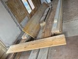 plusieurs pièces de bois sont empilées dans une pièce