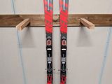 une paire de skis posée sur un support dans une pièce