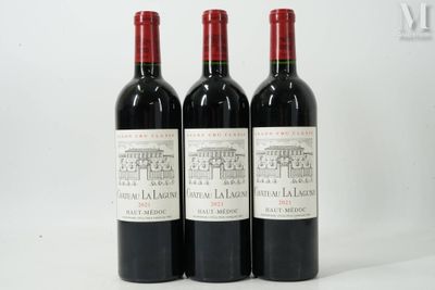 trois bouteilles de vin rouge posées côte à côte sur une table