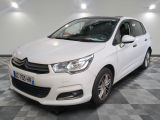 la citrole blanche est garee sur un carrelage en damier
