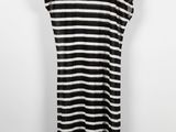 une robe à rayures noires et blanches suspendue à un cintre