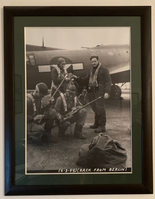 photographie en noir et blanc d'un groupe d'hommes devant un avion