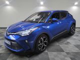 un SUV Toyota C-HR bleu garé sur un sol à damier