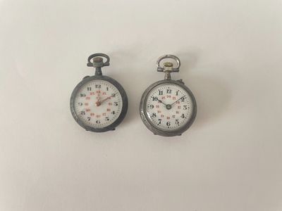paire de montres de poche anciennes avec chiffres romains et chiffres romains