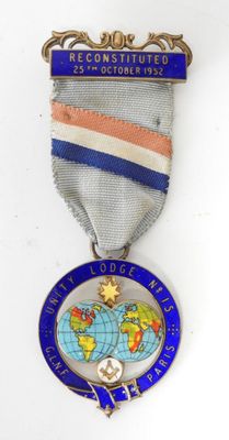 une image représentant une médaille sur laquelle figure une carte du monde