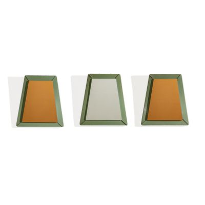 trois plateaux verts et orange posés les uns à côté des autres sur une surface blanche