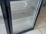 deux portes vitrées ouvertes donnant sur un sol carrelé