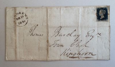 un vieux morceau de papier avec une écriture dessus, posé sur une table
