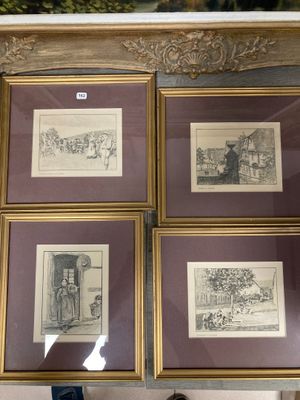 trois photos encadrées représentant un homme et une femme debout devant un miroir