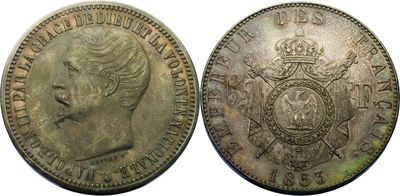 gros plan d'une pièce de monnaie surmontée d'une couronne