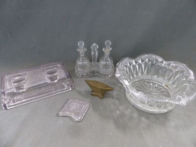 un grand nombre d'objets en verre posés sur une table