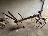 une charrue à l'ancienne rangée dans un garage