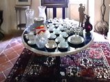 un plateau avec des tasses à thé et des soucoupes posé sur une table