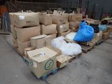 une pile de boîtes sur une palette dans un entrepôt
