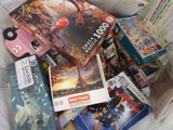 beaucoup de livres et de jeux dans un sac en plastique