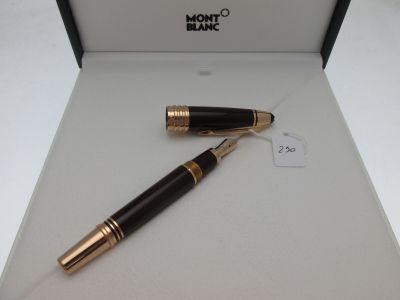 un stylo qui se trouve dans une boîte sur une table