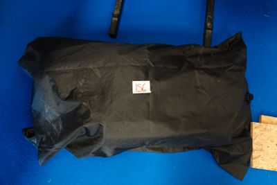 un sac noir posé sur une surface bleue