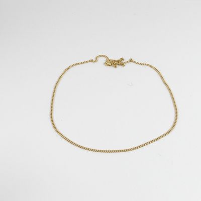 un bracelet à chaîne en or avec un fermoir sur fond blanc