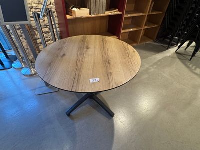une table ronde avec un plateau en bois dans un magasin