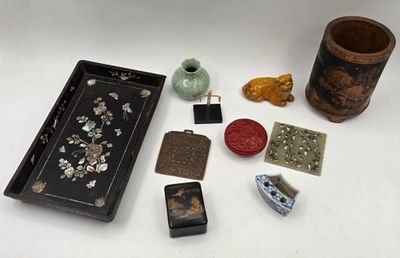 un grand nombre d'objets posés sur une table