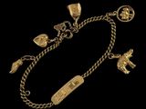 un bracelet en or avec des breloques et des pendentifs sur une chaîne